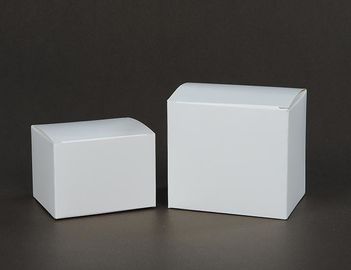 Impresión a todo color de empaquetado de papel reciclada parte inferior cercana de la caja del uno mismo