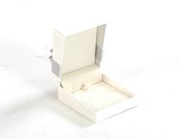 El diseño simple que empaqueta la caja rígida graba en relieve reciclable superficial